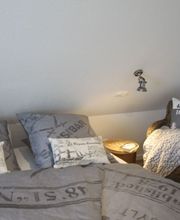 Eines der drei Schlafzimmer im Ferienhaus Deichkörnchen Neßmersiel www.nord-sterne.de