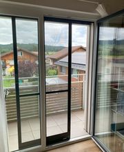 Insektenschutz Meyer GmbH
Insektenschutz Schiebetüre mit Trittschutz, für den Schutz vom Gewebe.