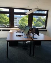 Schulungsraum mit mehreren PC-Arbeitsplätzen