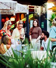 We are Mauritius, gutes Essen schmeckt noch besser, wenn man es teilt! Lachen, anstoßen, genießen – genau so geht ein perfekter Tag im Mauri. Ob mit der Crew, der Family oder deinem Lieblingsmenschen – hier dreht sich alles um gemeinsame Genussmomente.