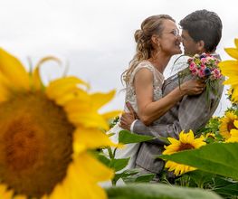 Hochzeitsfotograf Tom Maiwald - Romantisches Brautpaarshooting in einem Sonnenblumenfeld. Natürliche Hochzeitsfotos mit sommerlicher Landschaft, leuchtenden Farben und einem innigen Moment zwischen dem Paar.