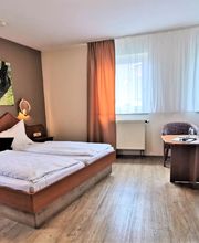 Zimmer 8, Herzbaum Zimmer, Wundervolle Natur, Holzlampen, Hotel Drei Lilien, Werbach, Tauberbischofsheim, Liebliches Taubertal, Gasthaus, Dppelbett, Comfort Bett.jpg