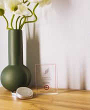 Praxisdetail mit KAIROS Zertifikat und dekorativer Gestaltung bei Physiotherapie Birkhoff. Das Bild unterstreicht die Spezialisierung auf Kairos-Methode Physiotherapie, Ursachenanalyse Schmerzen und ganzheitliches Therapiekonzept Magdeburg.