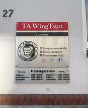 TA WingTsun Linden-Limmer - Eingangsschild eines Trainingszentrums für Kampfkunst und Selbstverteidigung mit Kursangeboten, Trainingszeiten und Informationen zu Gruppenunterricht für Kinder, Jugend und Erwachsene.
