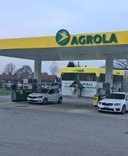AGROLA Tankstelle in Koppigen. Überdacht mit zwei Tanksäulen. Im Hintergrund eine selfwash Autowaschanlage. Zwei weisse Autos bei den Tanksäulen