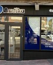 Fachada del Centor Auditivo Audika ubicado en Alcobendas, Madrid en  la Calle Pablo Picasso 76.