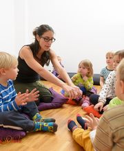 Bei der Musikalischen Früherziehung sitzen wir im Kreis.