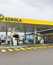 AGROLA Tankstelle und LAVEBA Shop in Frasnacht; grosse Überdachung; Fussgängerstreifen im Vordergrund; Fahrzeuge unter Überdachung