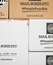 Das Team von Mail Boxes Etc. besteht aus engagierten und erfahrenen Experten, die sich darauf konzentrieren, Ihnen den bestmöglichen Service zu bieten. Wir sind stolz darauf, ein professionelles und freundliches Team zu haben, das Ihnen bei allen Fragen und Anliegen rund um den Versand und andere Dienstleistungen zur Verfügung steht.
