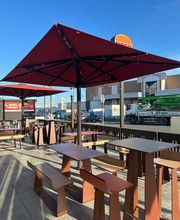 Profitez de la terrasse de Burger King à Clichy-sous-Bois, idéale pour déguster vos burgers en plein air. Confortable et spacieuse, elle vous offre un cadre agréable pour un repas rapide, à deux pas du centre commercial E.Leclerc.