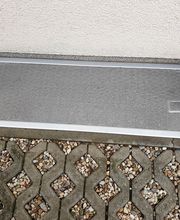 Eine praktische Lichtschachtabdeckung, die den Bereich sauber hält und Schutz vor Insekten und Schmutz bietet.