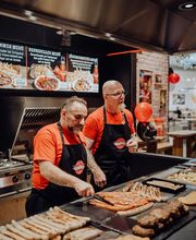 Der Grill ist immer voll! Egal ob Bratwurst, Krakauer, Rindswurst oder Frikadelle. Auch unsere Pommes und Bratkartoffeln schmecken einfach super.