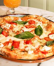 Mauritius Pizza, unsere knusprig-luftige Pizza besteht aus einem Sauerteig, der aus Weizen-, Reis-, Mais- und Sojamehl hergestellt wird und 72 Stunden ruht. Jede Pizza wird bei uns mit Fior die Latte Mozzarella zubereitet, mit Liebe belegt und mit Olivenöl Extra Vergine verfeinert.