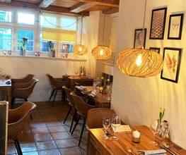 Geschichte trifft auf Gemütlichkeit - in unserem denkmalgeschützen Gebäude gibt es richtig was zu erzählen
Gemütliche Ecken laden zum abendlichen Verweilen ein. Unser Restaurant in Wangen in der historischen Altstadt Wangens in Spitalstraße, hat eine richtige Geschichte zu erzählen. Lesen Sie es auf unserer Webseite oder Fragen Sie uns gerne!