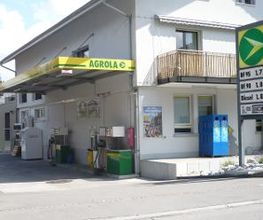 AGROLA Tankstelle in Kiesen bei Haus; rechts ist Totem mit AGROLA Logo und Benzin Preisen