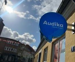 Audika Varde - Audika logo skilt