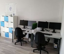 Schulungsraum mit drei PC-Arbeitsplätzen und einem Kallax-Regal.