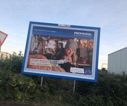 Außenwerbung mit aufmerksamkeitsstarkem Filmmotiv, das die visuelle Kraft professioneller Videoproduktion widerspiegelt.