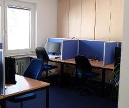 3 Arbeitsplätze mit jeweils 2 Bildschirmen, einem Bürostuhl, Tastatur und Maus.