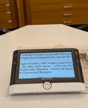 Der Visolux Digital HD verbindet moderne Technologie mit intuitiver Bedienung und bietet den ultimativen Lesekomfort. Diese fortschrittliche Videolupe verfügt über einen extra großen 7"-LCD-Bildschirm, mit dem man entspannt seine Zeitung lesen kann.