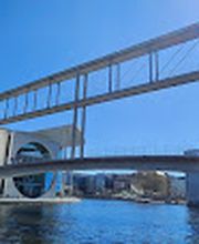 Blick vom Boot auf die Kongresshalle und die Spreebrücke im Regierungsviertel.