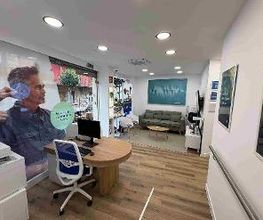 Recepción y sala de espera centro auditivo Barakaldo