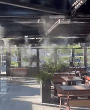 Terrasse avec brumisateurs