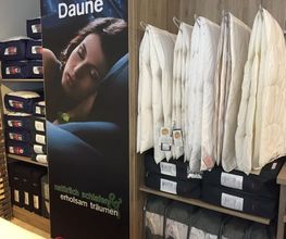 In unserem Bettenfachgeschäft auf der Bismarckstraße in Wilhelmshaven, finden sie eine individuelle Auswahl an hochwertigen Produkten im Bereich des gesunden und erholsamen Schlafes im mittleren bis höherpreisigen Segment.
Zu unserem Kernsortiment gehören unter anderem: Schlafsysteme, Matratzen, Lattenroste und Unterfederungen ohne oder mit elektrischer Verstellung, Bettgestelle, Nackenstützkissen, klassische Kopfkissen, hochwertige Daunen-, Naturhaar- und Kunstfaserdecken sowie Spannbetttücher und eine kleine Auswahl an Bettwäsche.
Um Ihnen ein passendes auf Ihre individuellen Bedürfnisse ausgelegtes Schlafsystem anbieten zu können, vertrauen wir auf bewährte Premium-Produkte von erfahrenen deutschen und europäischen Herstellern. Unser Vertrauen schenken wir dabei Marken wie Werkmeister, Rummel, Optimo, Grosana, Metzeler, Morgana, Royal Dream, Selecta, Hasena, Janine, Kneer uvm.