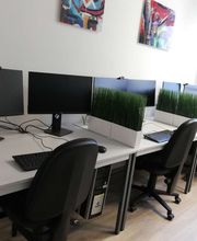 Schulungsraum mit mehreren PC-Arbeitsplätzen.