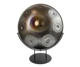 Deine Handpan liegt bei Dir im Wohn- oder Schlafzimmer in der Ecke oder auf dem Tisch herum? Dank HandpanUp ist jetzt Schluss damit! Mit dieser schmucken Handpan Halterung stellst Du Deine Handpan gebührend ins Licht. Die vertikale Positionierung in Kombination mit der sehr geringen Auflagefläche bringen die ganze Schönheit Deiner Handpan zur Geltung.
Du kannst die Magical Handpan im Handpan Showroom Stuttgart ausprobieren und kaufen oder bei www.Handpan.World online bestellen.