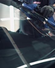 Professioneller Scheibenaustausch im Raum Bietigheim-Bissingen und Umgebung. Mit speziellen Saughebern setzen wir Ihre neue Frontscheibe mit 100 % Einbaugenauigkeit ein – direkt bei Ihnen zu Hause oder am Firmenstandort.