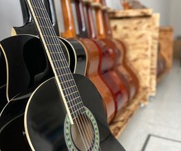 Gitarren für den Musikunterricht.