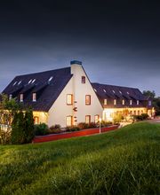 Aussenansicht des Hotels bei Nacht