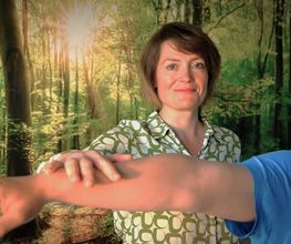 Therapeutische Untersuchung und Behandlung eines Arms in ruhiger Praxisatmosphäre bei Physiotherapie Birkhoff. Das Bild passt zu Armschmerzen Magdeburg, Schulterschmerzen Magdeburg, Bewegungseinschränkungen Magdeburg und ganzheitlicher Schmerzbehandlung Magdeburg.