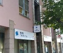 Außenansicht Gebäude Dresden SAußenansicht vom Gebäude mit Eingangsbereich. Rote Fassade und WBS TRAINING Schild. 