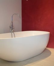 Umbau Bad: vom Abbrauch der alten Ausstattung bis zur Montage der neuen Waschbecken, Badewanne, Armaturen, Wand- und Bodenbelägen.