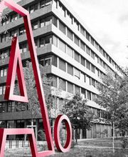 Adimmo Logo vor Hochhaus von vorne
