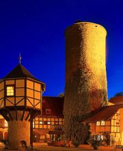 Großer Burginnenhof des Romanik-Hotel & Spa Wasserschloss Westerburg