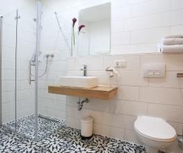 Studio Apartment (ohne Sauna) im Dachgeschoss:
Bad mit Dusche