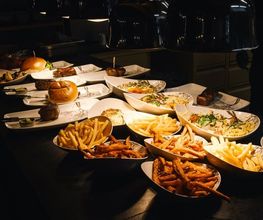 Buffet mit Steaks und Pommes