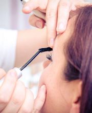 Wimpern tuschen Frau - Kosmetik - Kosmetik Doris Richter - München