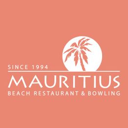 Mauritius Logo: Das Markenzeichen von Mauritius – The Beach Restaurant. Modernes Branding mit sommerlichen Elementen, das für entspannte Atmosphäre, leckeres Essen & Urlaubsfeeling steht.