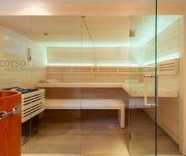 Helle Innensauna mit Glasfront. Maßanfertigung der corso sauna manufaktur. Saunahersteller seit 1968. Made in Germany.