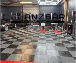 Blick in unsere GLANZBÄR-Werkstatt in Büdelsdorf: professionelle Fahrzeugaufbereitung, Lackversiegelung und Detailarbeit auf höchstem Niveau.