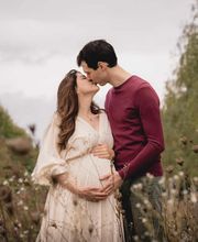 Kara Elizabeth Photography Einfühlsames Paarshooting im Grünen – Schwangerschaftsfotografie in München, die Liebe, Vorfreude und Nähe in natürlichen Momenten festhält.