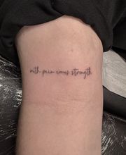 Fineline Tattoo, „with pain comes strength“ . Sieht handgeschrieben aus.