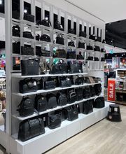 Taschen- und Rucksackabteilung. Abgebildete Produkte, Preise, Aktionen und Verfügbarkeiten können je nach Zeitpunkt und Standort variieren.