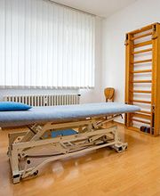 Ihre Gesundheit liegt uns am Herzen!
Wir legen besonderen Wert auf die Berücksichtigung Ihrer individuellen Beschwerden.
Dabei ist uns ein ganzheitlicher Behandlungsansatz (Diagnostik) wichtig!
Neue Behandlungsansätze, wie z.B. Fascientherapien beziehen wir dabei mit ein.
Wir machen Hausbesuche in die Oststadt und Schwetzinger Vorstadt.
Die enge und unkomplizierte Kooperation von Physiotherapie und Heilpraxis in gemeinsam genutzten Räumen ist neben unserer langjährigen Erfahrung aus Sport- und Physiotherapie eine unserer großen Vorteile.
Bei Bedarf und auf Ihren Wunsch ergänzen wir die physiotherapeutische Behandlung mit einer heilpraktischen Beratung b.z.w. Anwendung.
Zusätzlich bieten wir einen Fitnessraum mit allen gängigen Geräten für das Herz-Kreislauftraining sowie für den Kraftsport mit bei Bedarf Einführung unseres Fachpersonals.