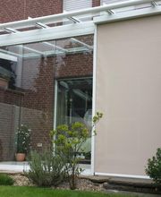Terrassendach mit Ganz-Glas-Schiebetüren und Senkrechtmarkise mit Motor