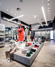 Lacoste Outlet La Vallée Village image 3